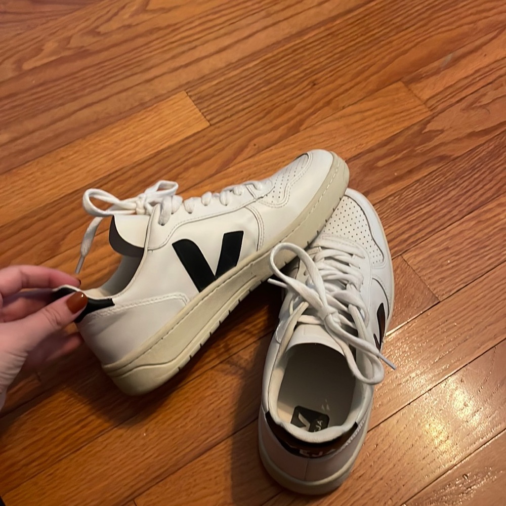 Veja V-10 black/white